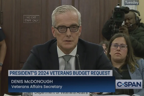 El Secretario Denis McDonough durante su comparecencia ante el Congreso para la aprobación del presupuesto 2024 de la Administración de Veteranos